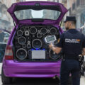 ¿Te pueden multar por escuchar música alta en el coche? Esto dice la ley en España