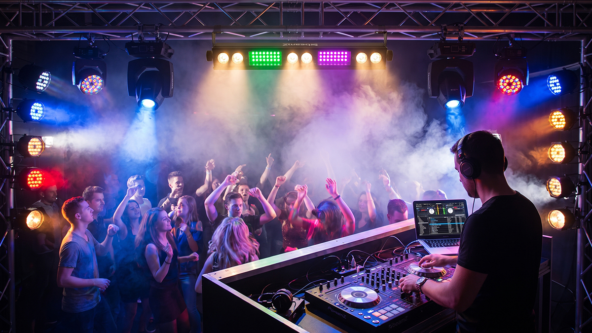 Iluminación para eventos y escenarios: guía para elegir los equipos adecuados